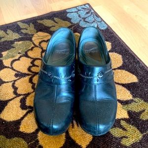 Dansko size 6 leather clogs